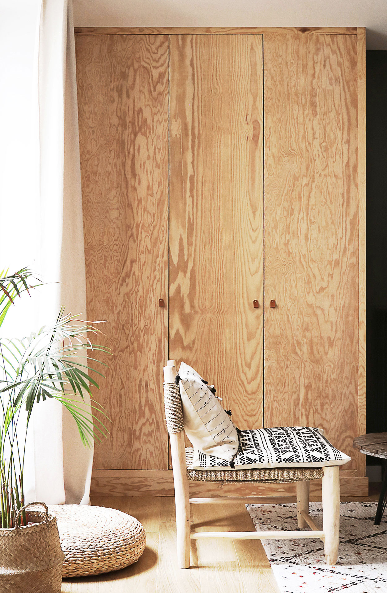 Un dressing sur mesure en contreplaqué